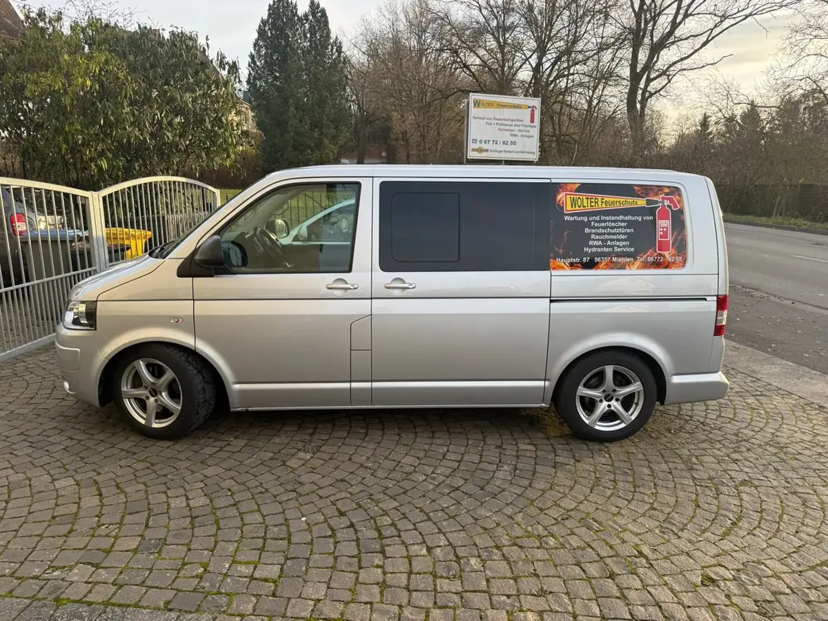 Fahrzeug von Wolter Feuerschutz vor dem Betrieb in Miehlen